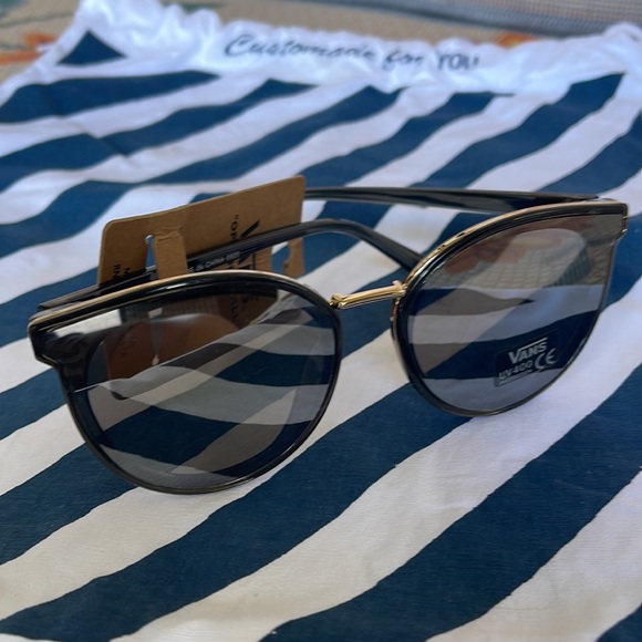 Vans Summer Holiday UV Protect Shades Sunglasses
NWT - Picture 12 of 16